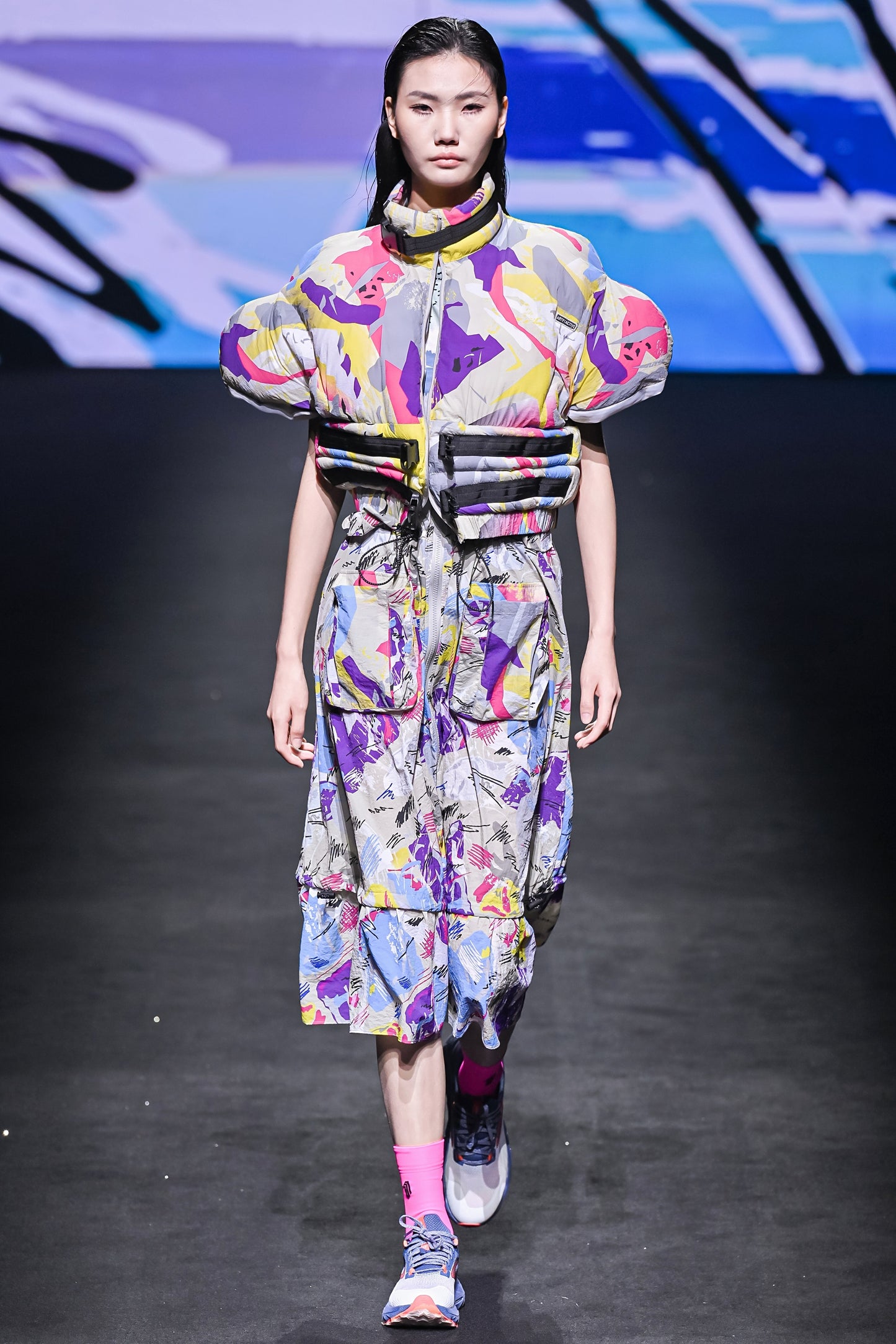 PARIS FASHION SHOW SHORT SLEEVES PUFFER JACKET